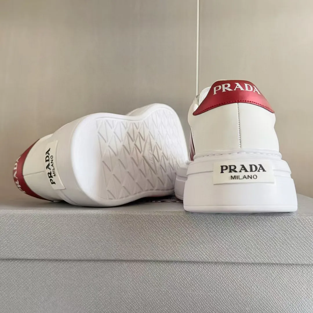 👟👟Ex-factory price 600👟👟 Couple model Prada Latest Couple model Triangle logo Thick sole Casual white shoes Sneakers Original purchase development and production This sneaker combines simple lines and distinctive details into a modern design. The leather upper presents a refined silhouette, with the Prada contrasting logo embellished on the tongue and side inserts. Exquisite packaging at the delivery counter 🛍📦 ▪️Fabric: Original custom imported cowhide material ▪️Lining: Original custom made soft sheepskin ▪️Sole: Original molded non-slip rubber outsole ▪️Sole thickness: 4CM ▪️Size: Women's 35-40 / Men's 39-45